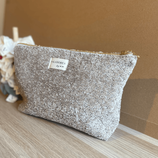 Trou de toilette, bouclettes, taupe